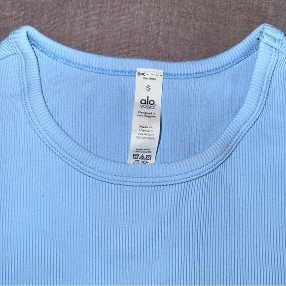 Alo Yoga Ribbed Short Sleeve Crop Top – Blue Skies S 🩵 Rare Color - Picture 3 of 6
